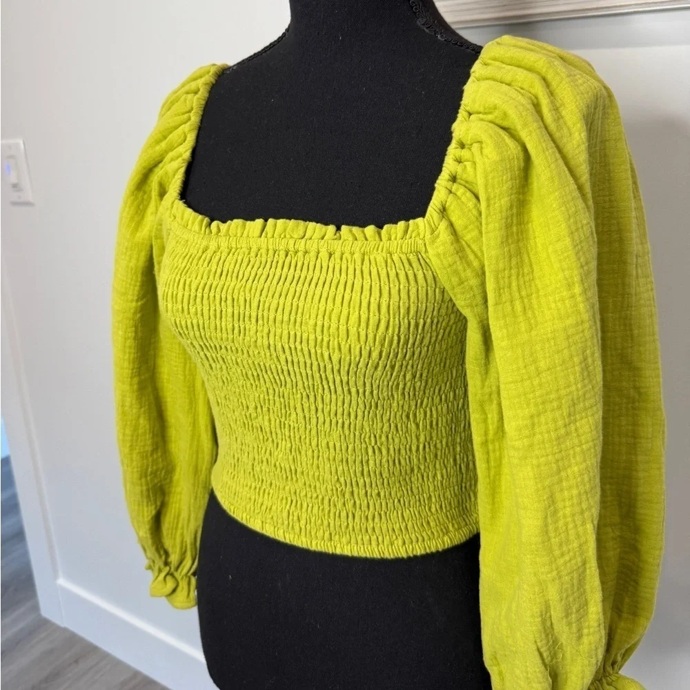 Lulu’s Crop Green Bubble Sleeve Top